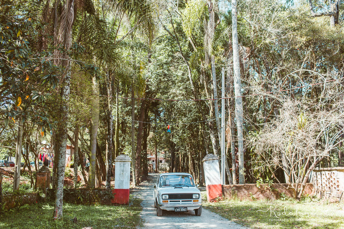 Casamento à luz do dia com decoração rústica realizado no espaço Brasil Poeira em São Roque