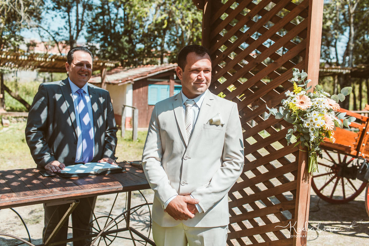 Casamento à luz do dia com decoração rústica realizado no espaço Brasil Poeira em São Roque
