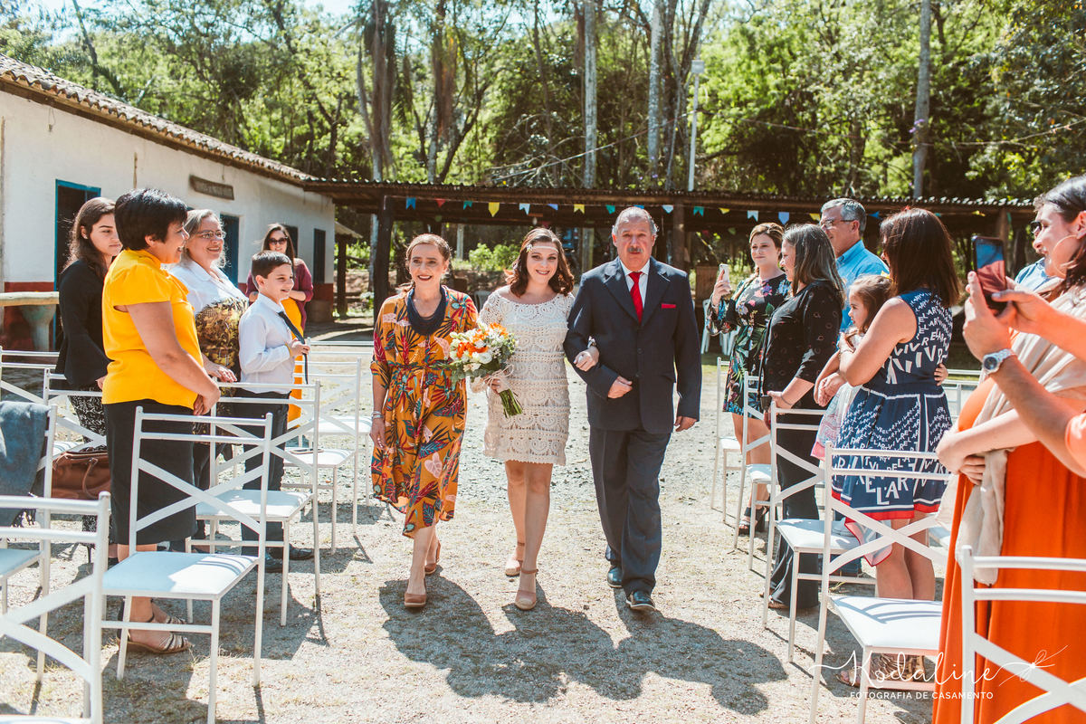 Casamento à luz do dia com decoração rústica realizado no espaço Brasil Poeira em São Roque