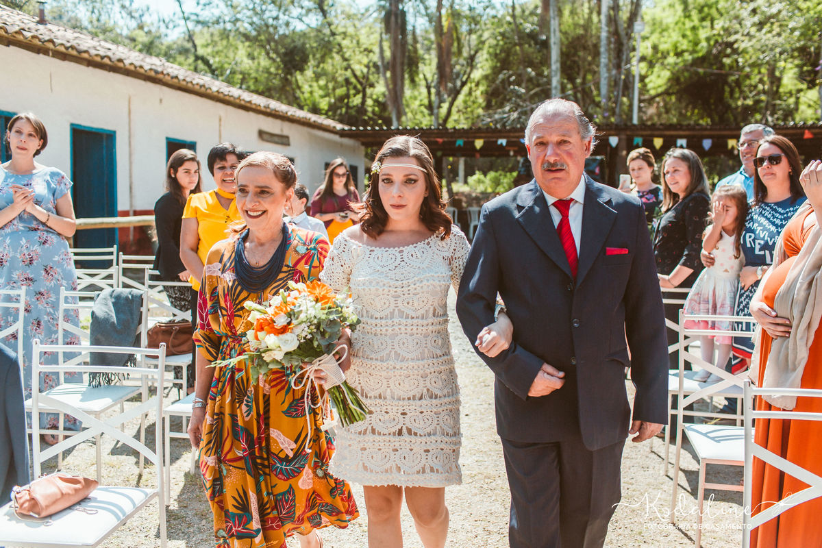 Casamento à luz do dia com decoração rústica realizado no espaço Brasil Poeira em São Roque