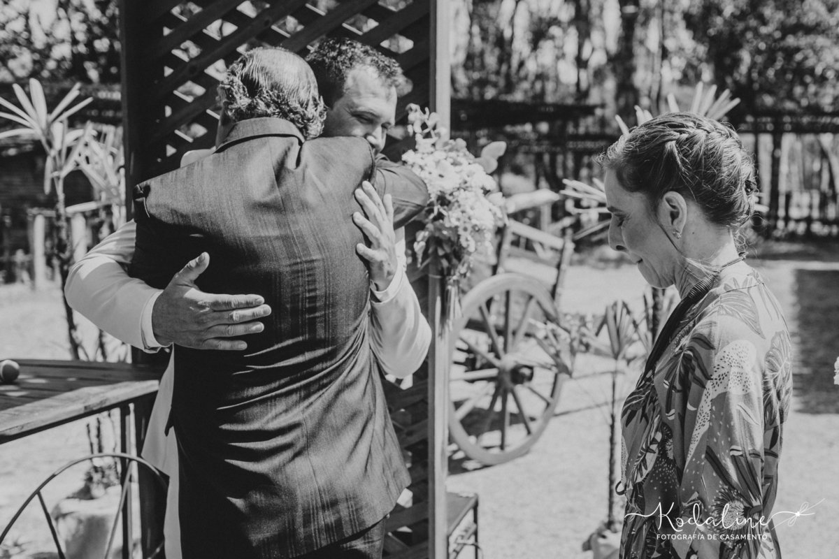 Casamento à luz do dia com decoração rústica realizado no espaço Brasil Poeira em São Roque