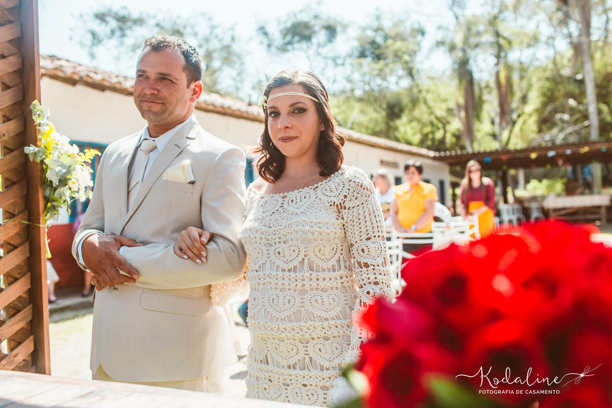 Casamento à luz do dia com decoração rústica realizado no espaço Brasil Poeira em São Roque