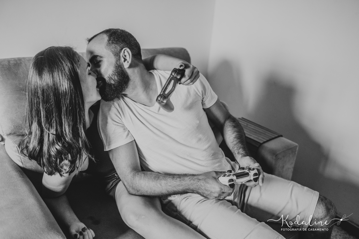 Ensaio pré-casamento realizado na cidade de São Roque com moto e cachorro