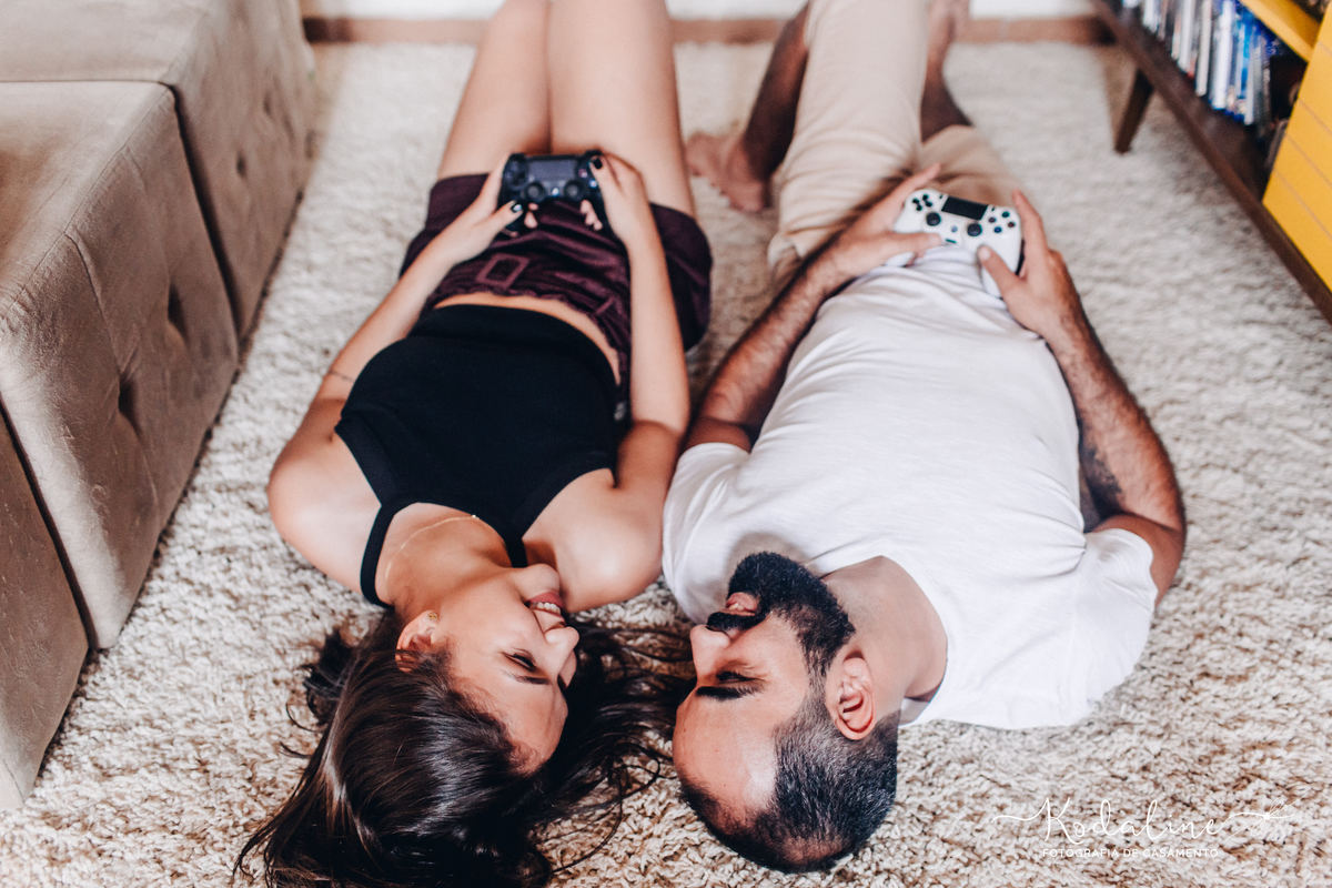 Ensaio pré-casamento realizado na cidade de São Roque com moto e cachorro