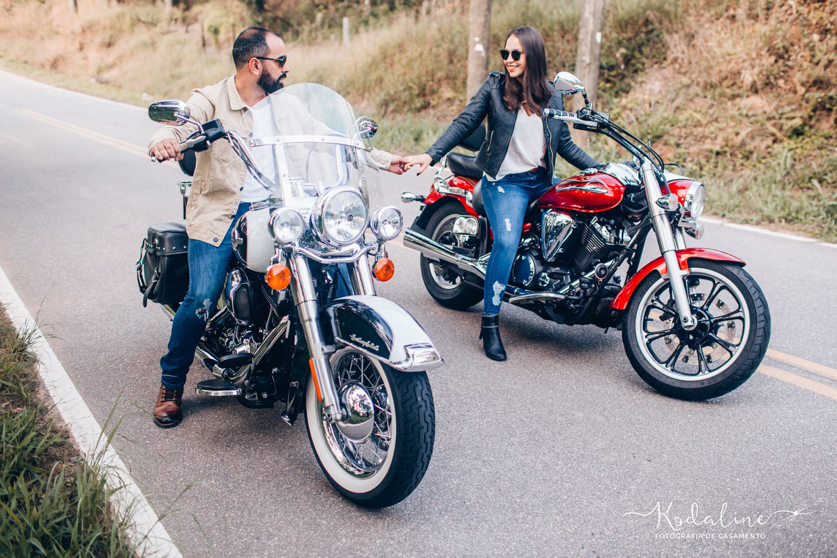 Ensaio pré-casamento realizado na cidade de São Roque com moto e cachorro