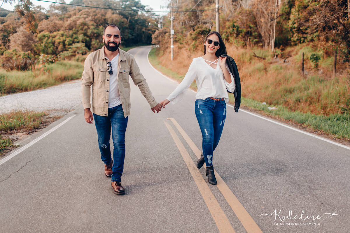 Ensaio pré-casamento realizado na cidade de São Roque com moto e cachorro