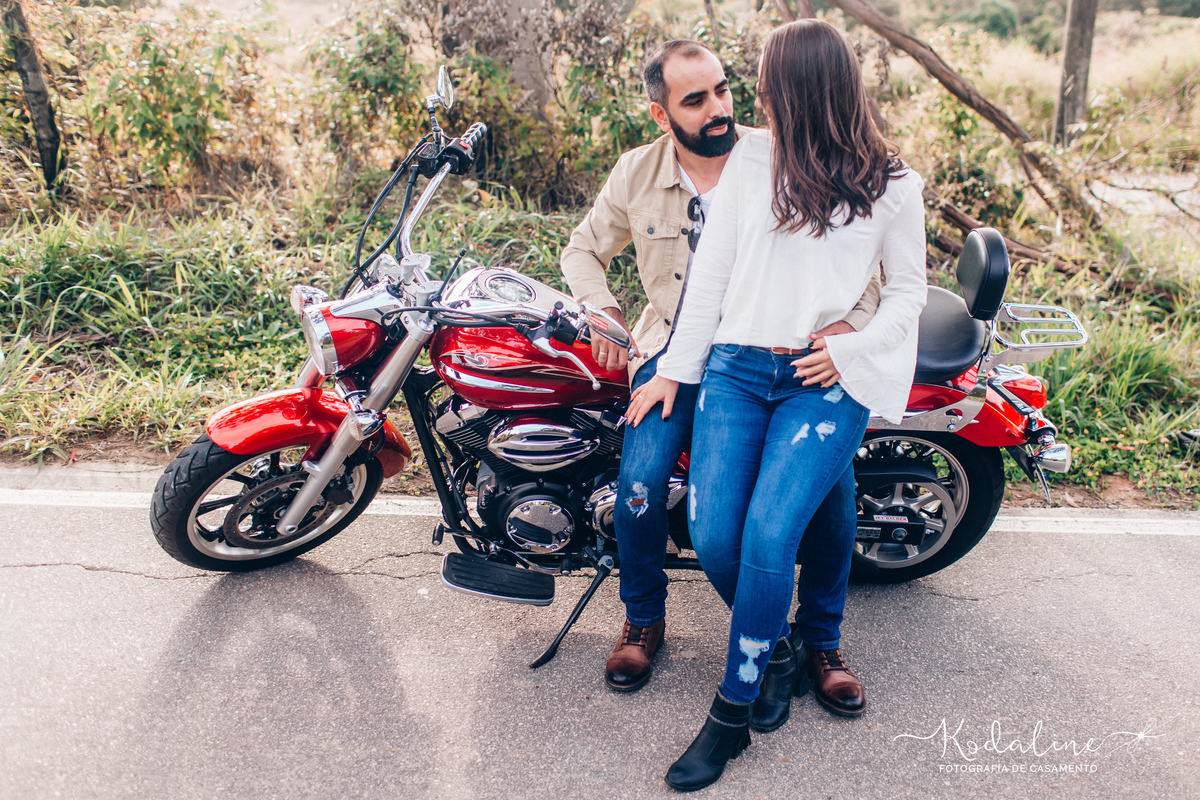 Ensaio pré-casamento realizado na cidade de São Roque com moto e cachorro