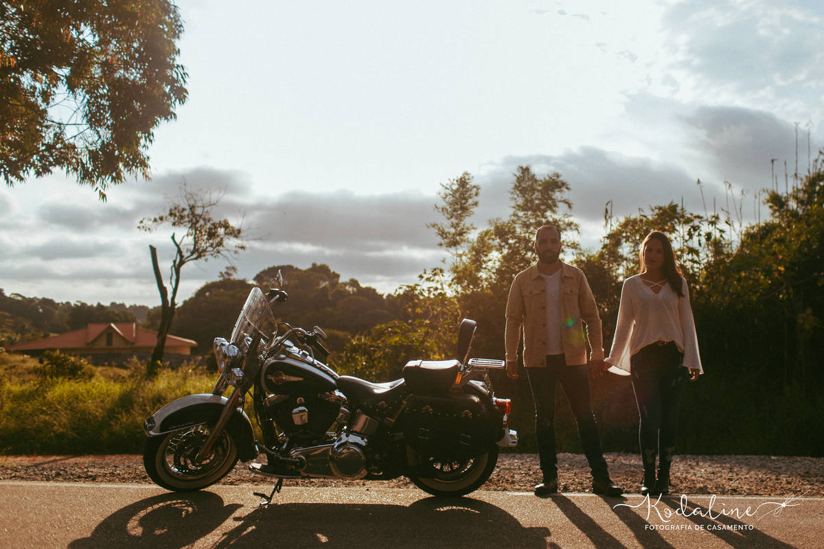 Ensaio pré-casamento realizado na cidade de São Roque com moto e cachorro