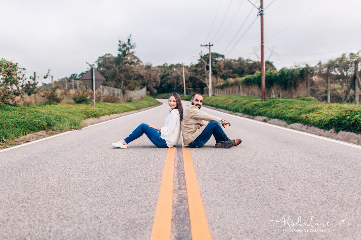 Ensaio pré-casamento realizado na cidade de São Roque com moto e cachorro