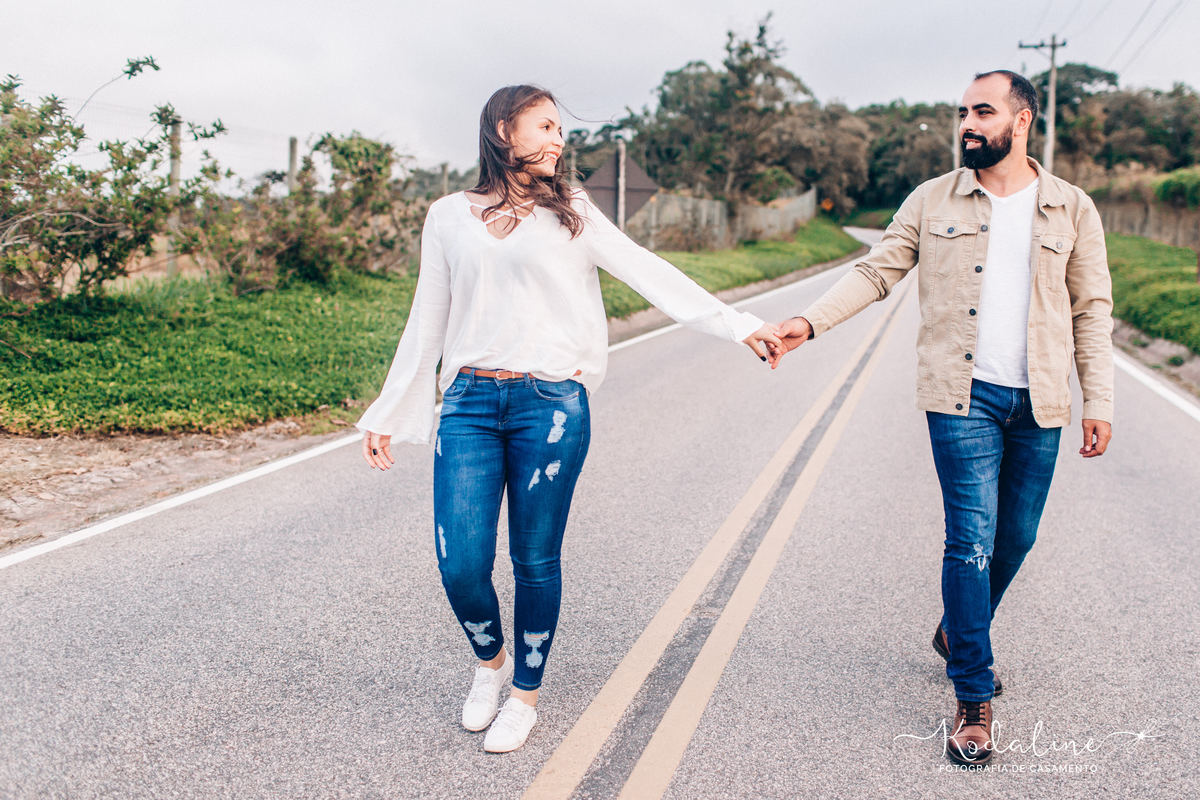 Ensaio pré-casamento realizado na cidade de São Roque com moto e cachorro
