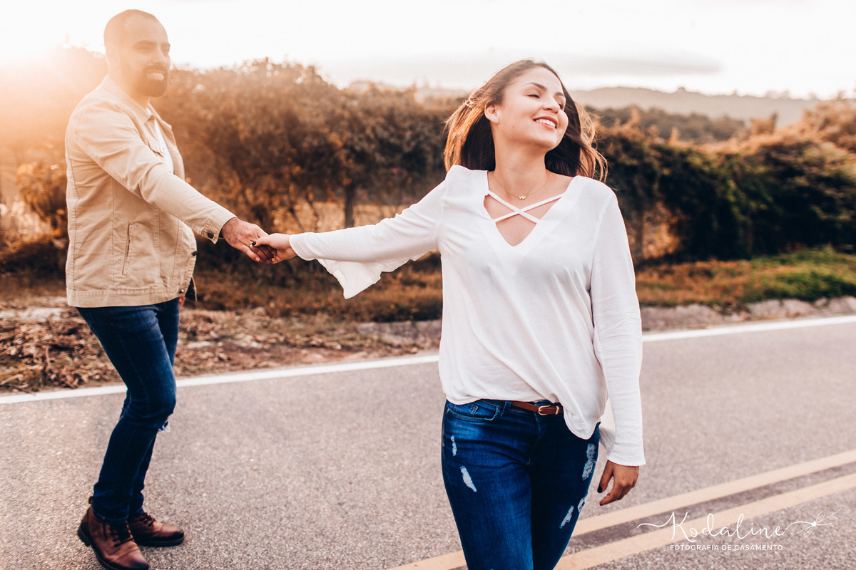 Ensaio pré-casamento realizado na cidade de São Roque com moto e cachorro
