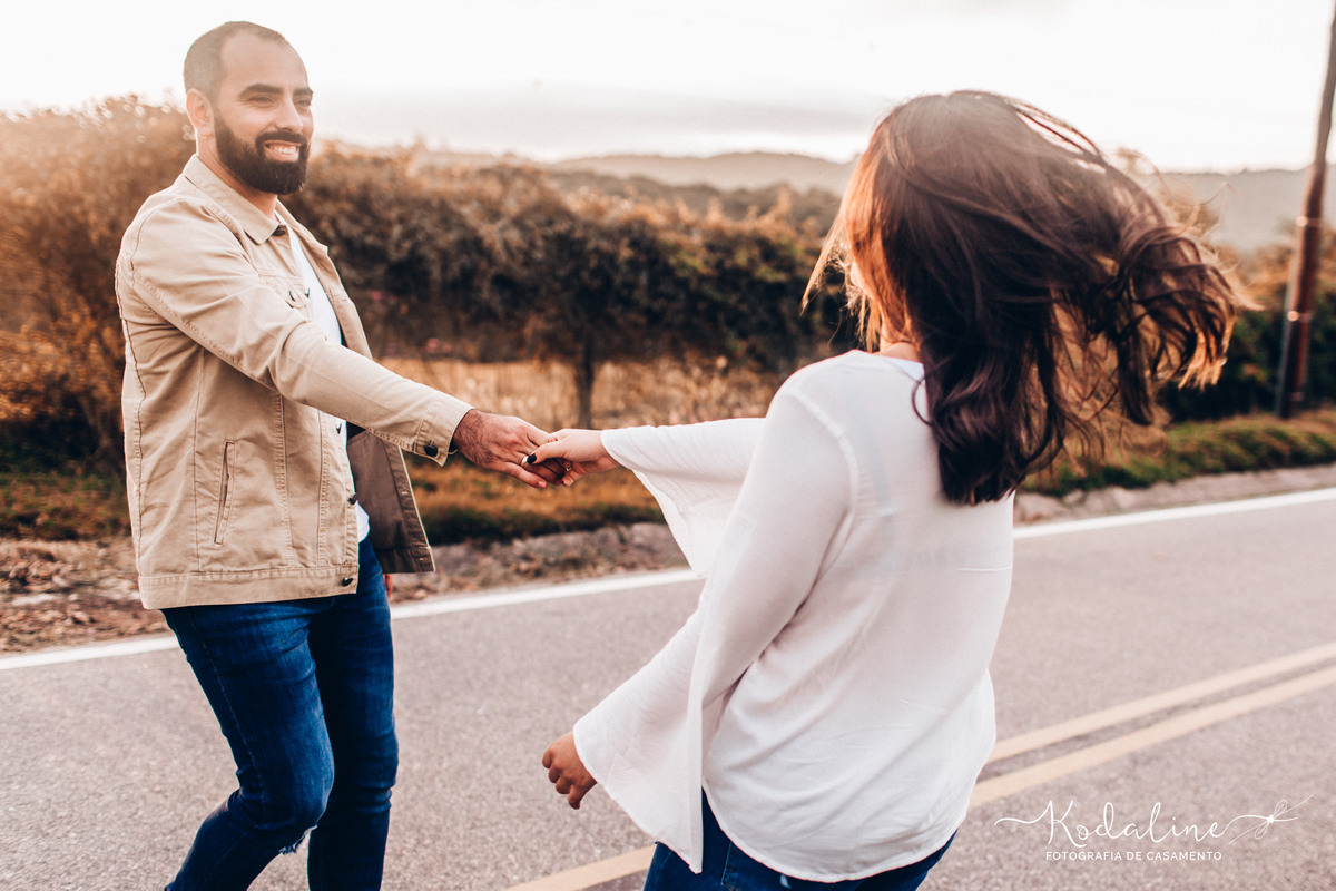 Ensaio pré-casamento realizado na cidade de São Roque com moto e cachorro