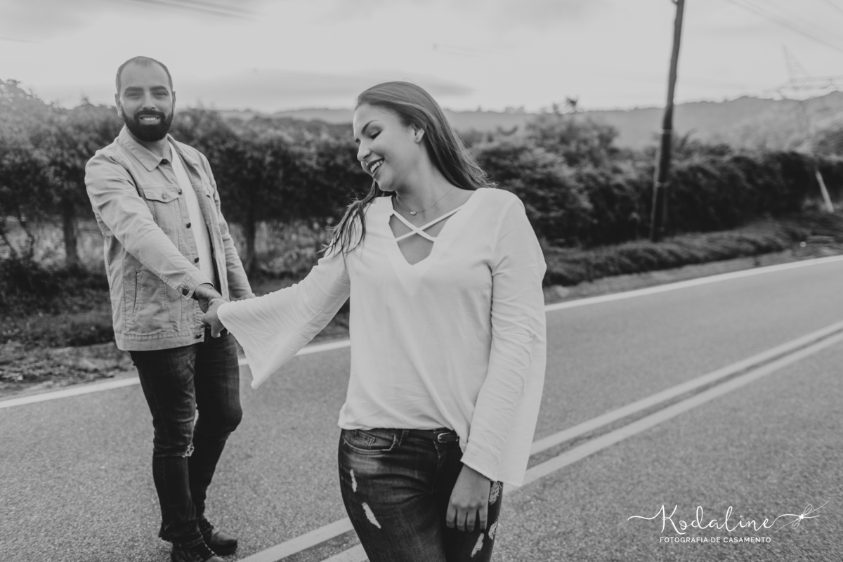 Ensaio pré-casamento realizado na cidade de São Roque com moto e cachorro