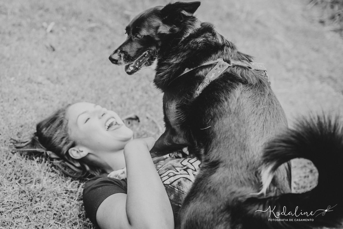 Ensaio pré-casamento realizado na cidade de São Roque com moto e cachorro