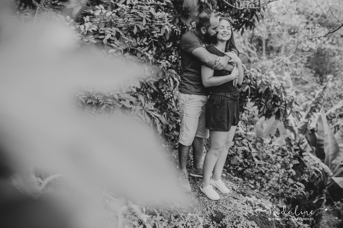 Ensaio pré-casamento realizado na cidade de São Roque com moto e cachorro