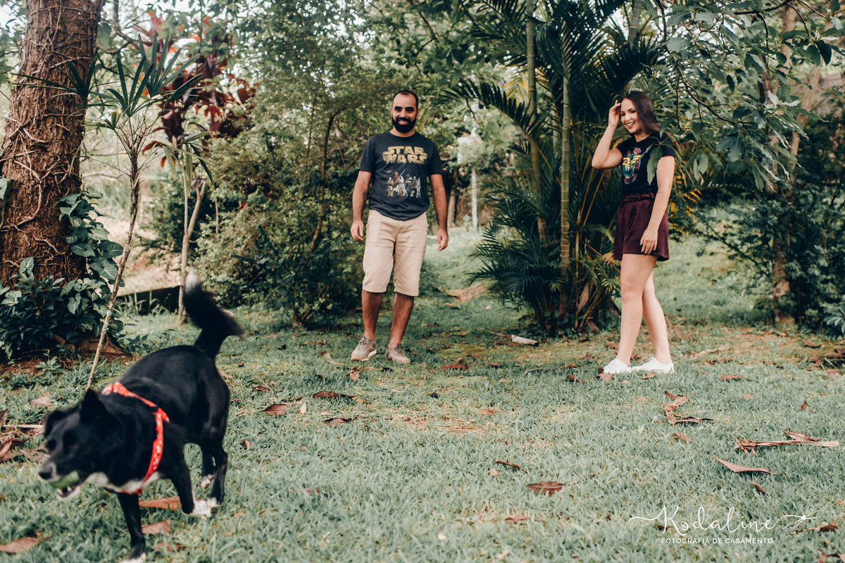 Ensaio pré-casamento realizado na cidade de São Roque com moto e cachorro