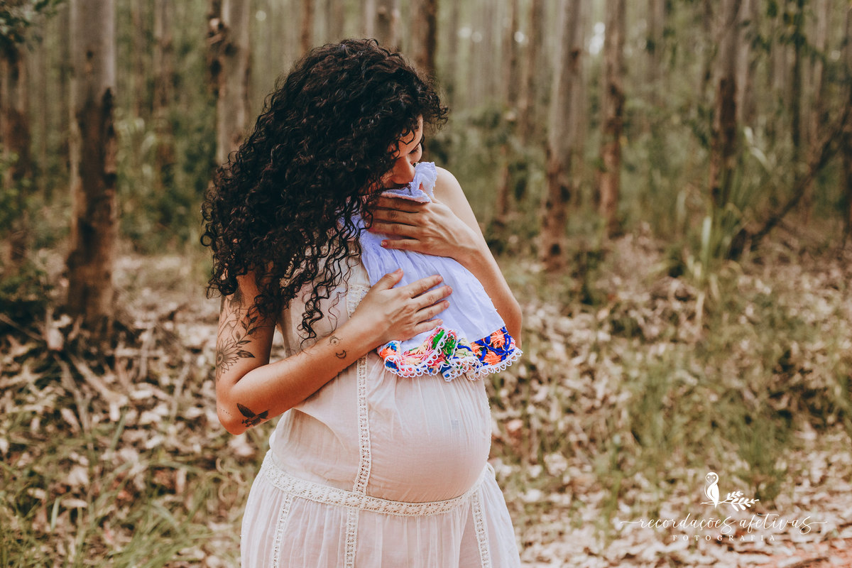 Ensaio Gestante em Plantação de Eucaliptos em Sorocaba