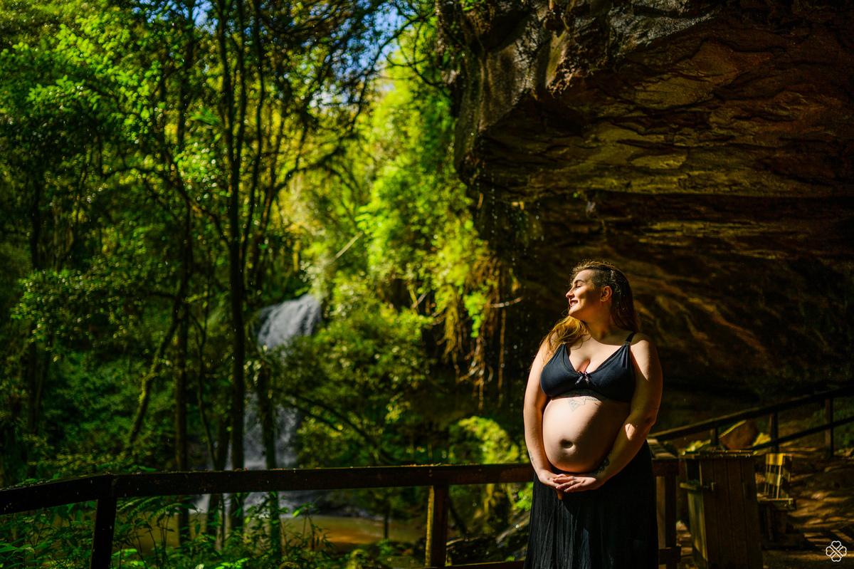 Ensaio de gestante na caverna dos bugres