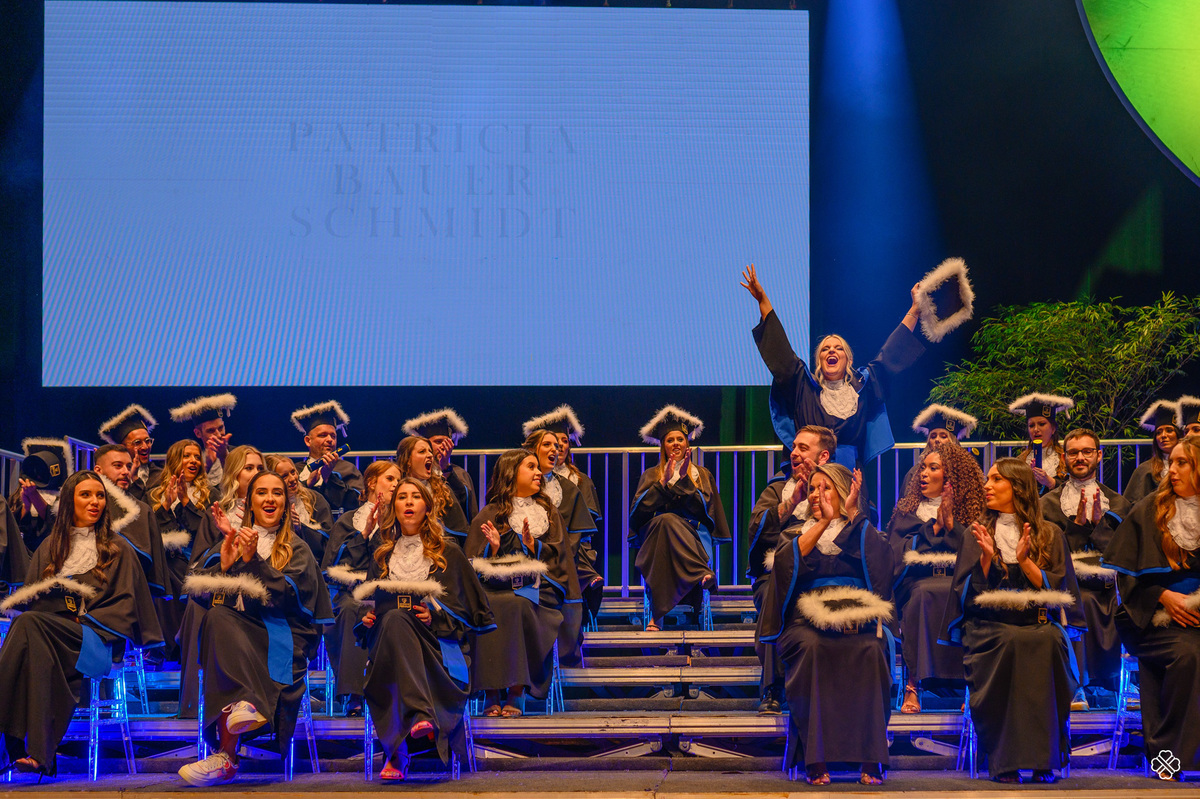 Formatura no teatro Feevale