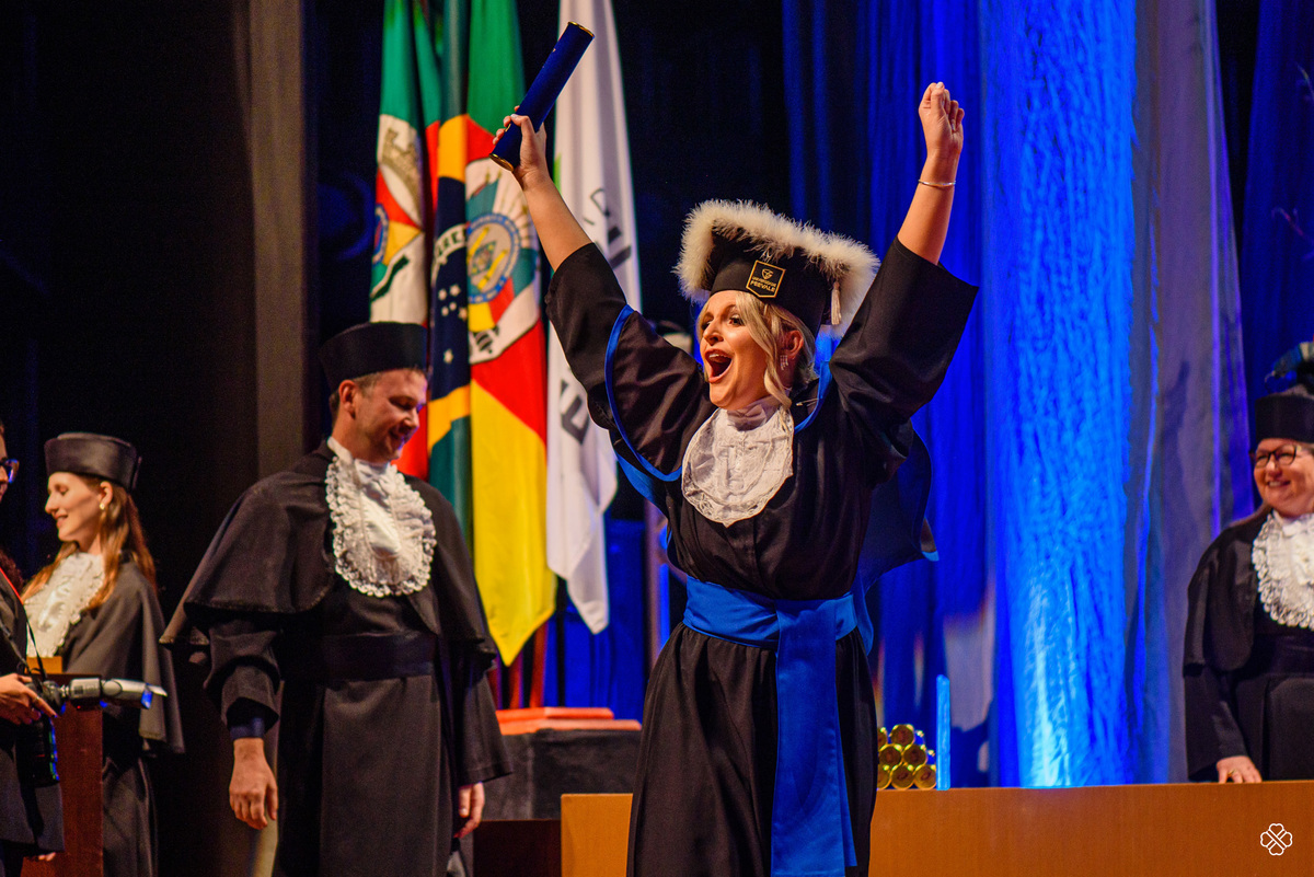 Formatura no teatro Feevale