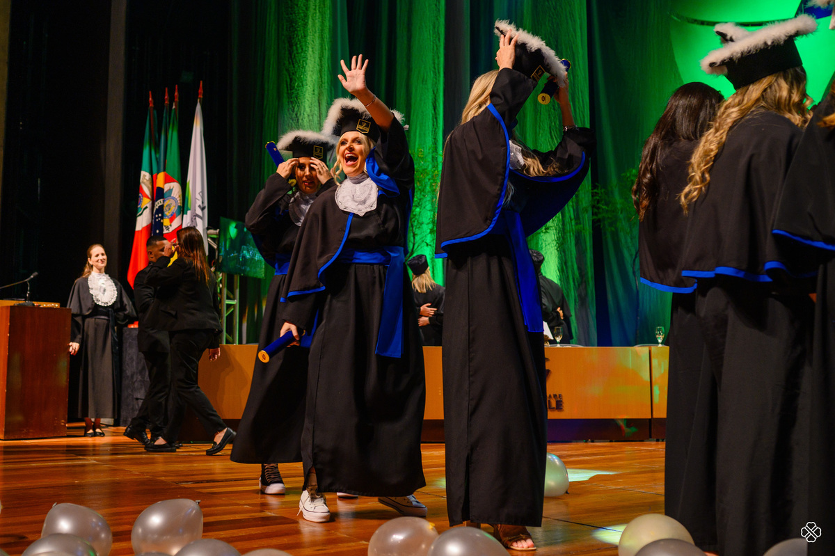 Formatura no teatro Feevale