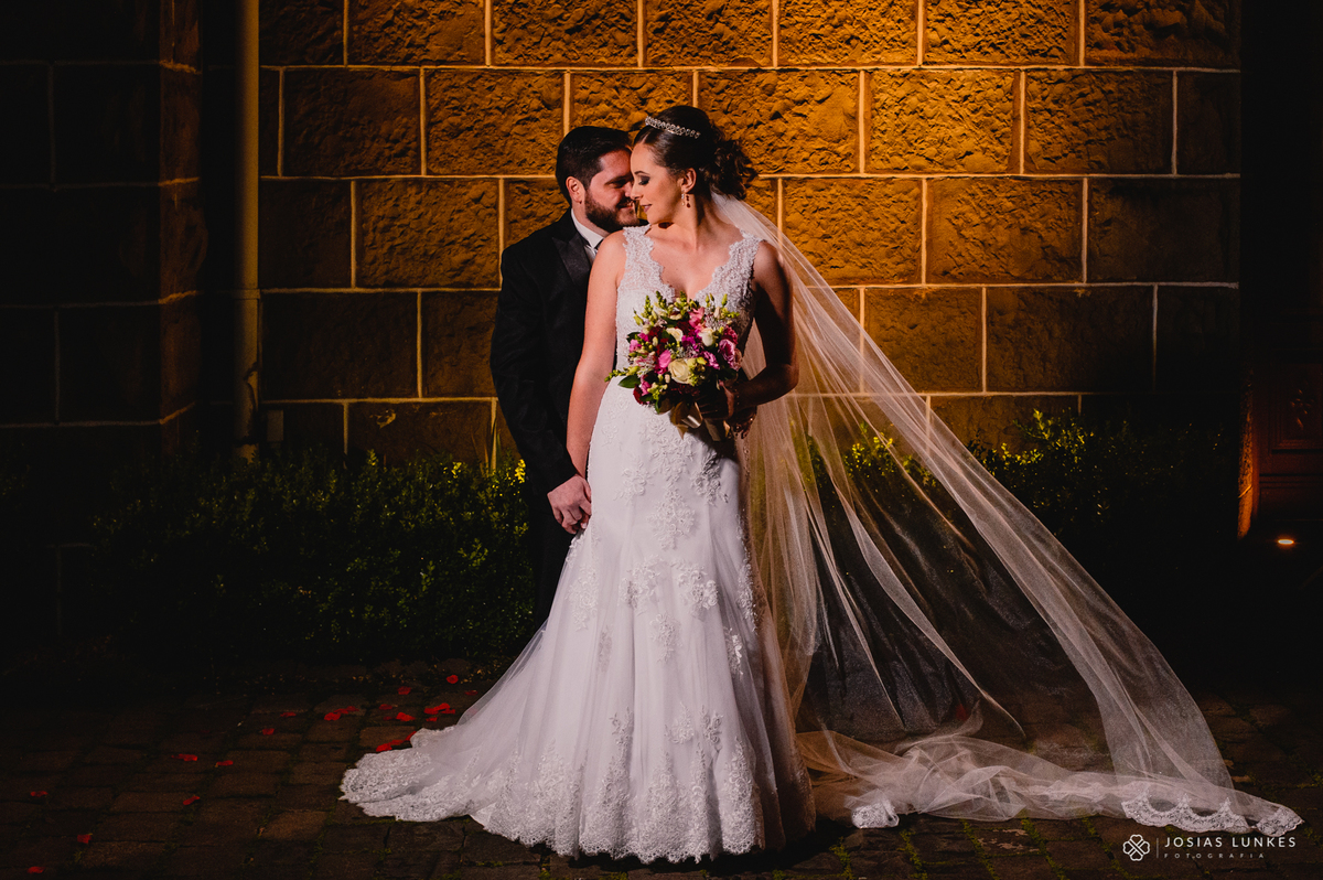 Retrato dos noivos na igreja São Pedro em Gramado - Fotógrafo de casamento  de Gramado