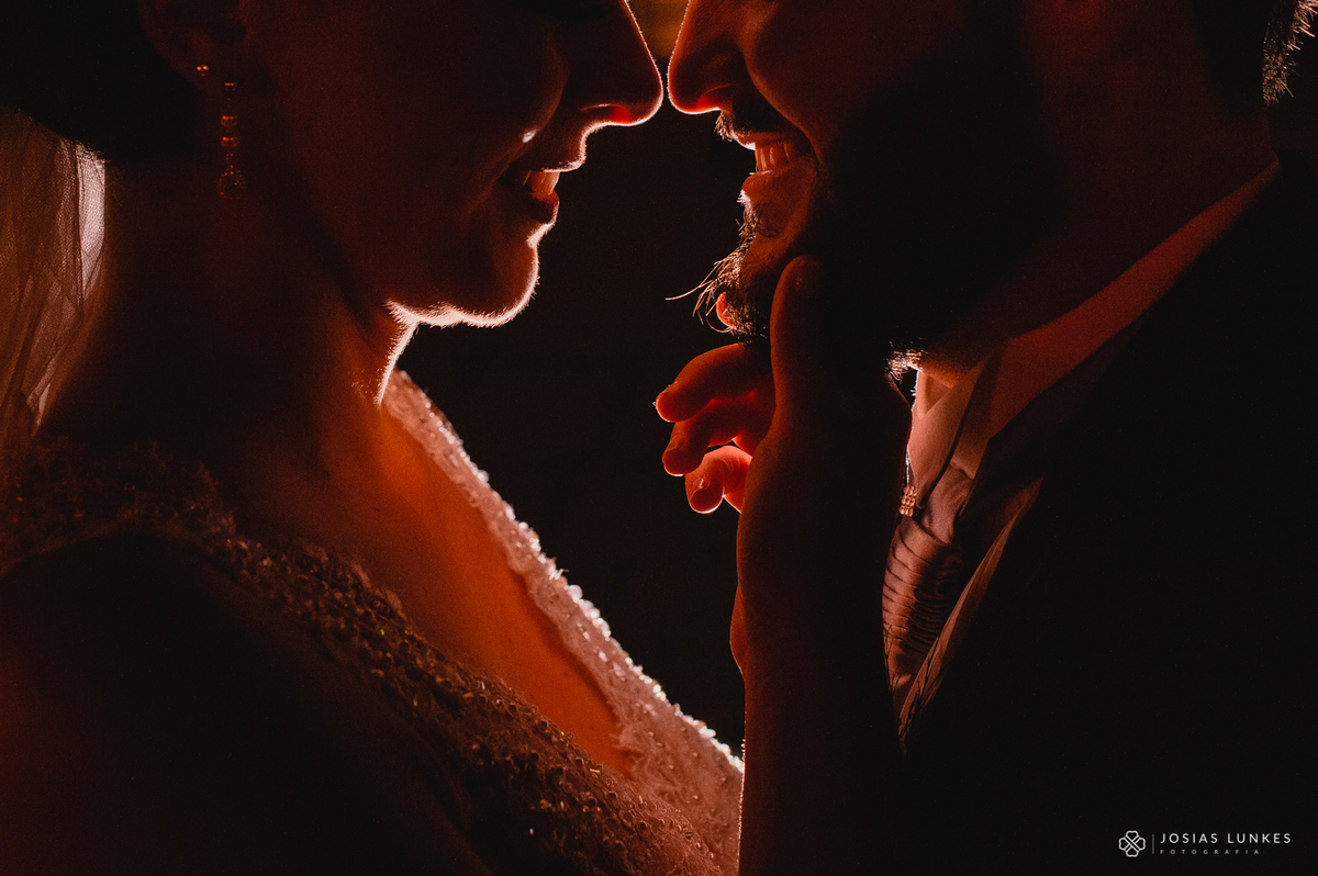 Retrato dos noivos na igreja São Pedro em Gramado - Fotógrafo de casamento  de Gramado