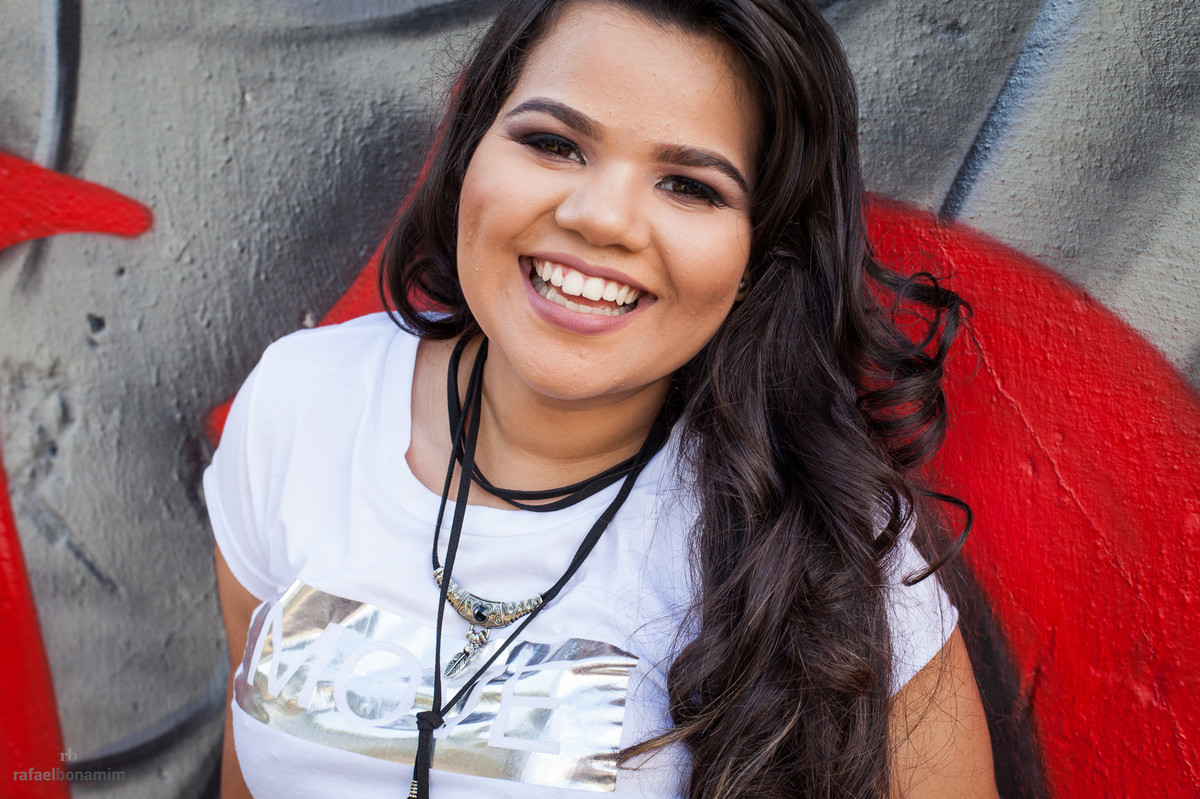 alegria contagia a adolescente em sua sessão fotografáfica