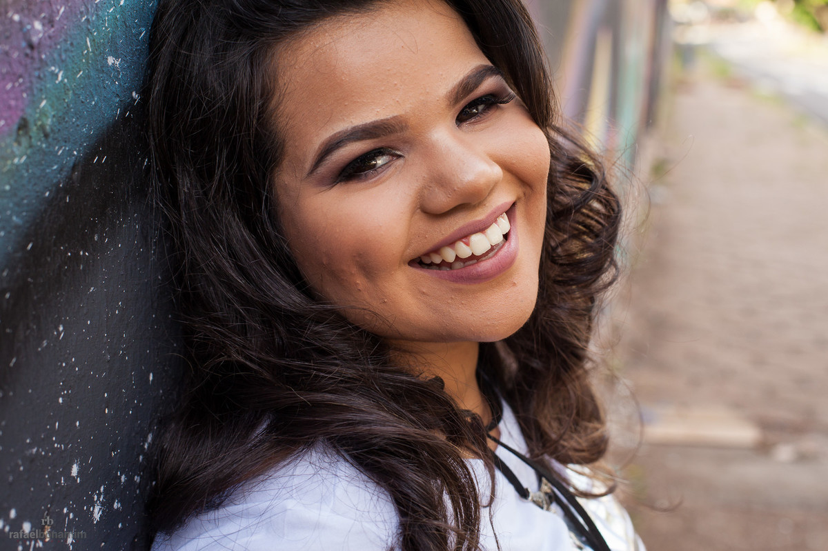 adolescente em lindo sorriso para suas fotos