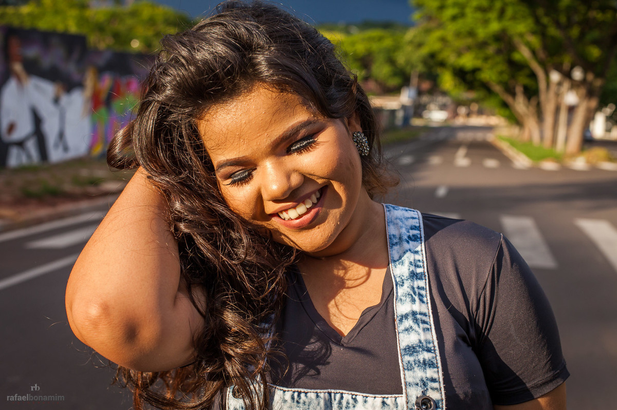cabelos ao vento e sorrisos em suas fotos