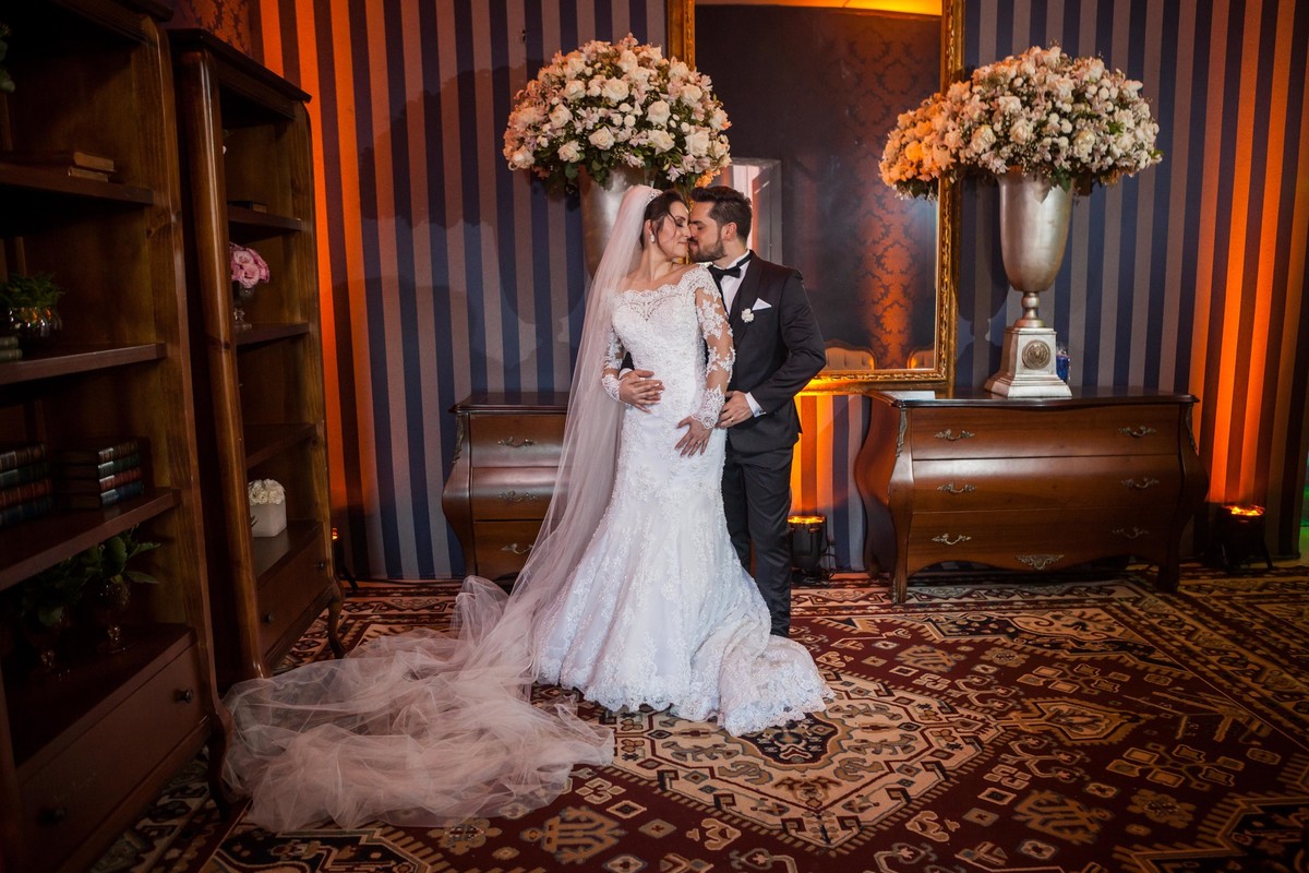 recém casados em pose para o fotografo de casamento Rafael Bonamim