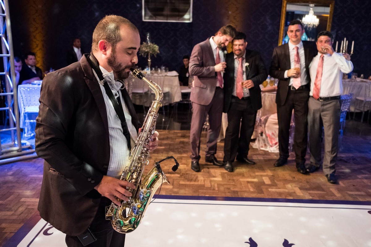 saxofonista na festa de casamento