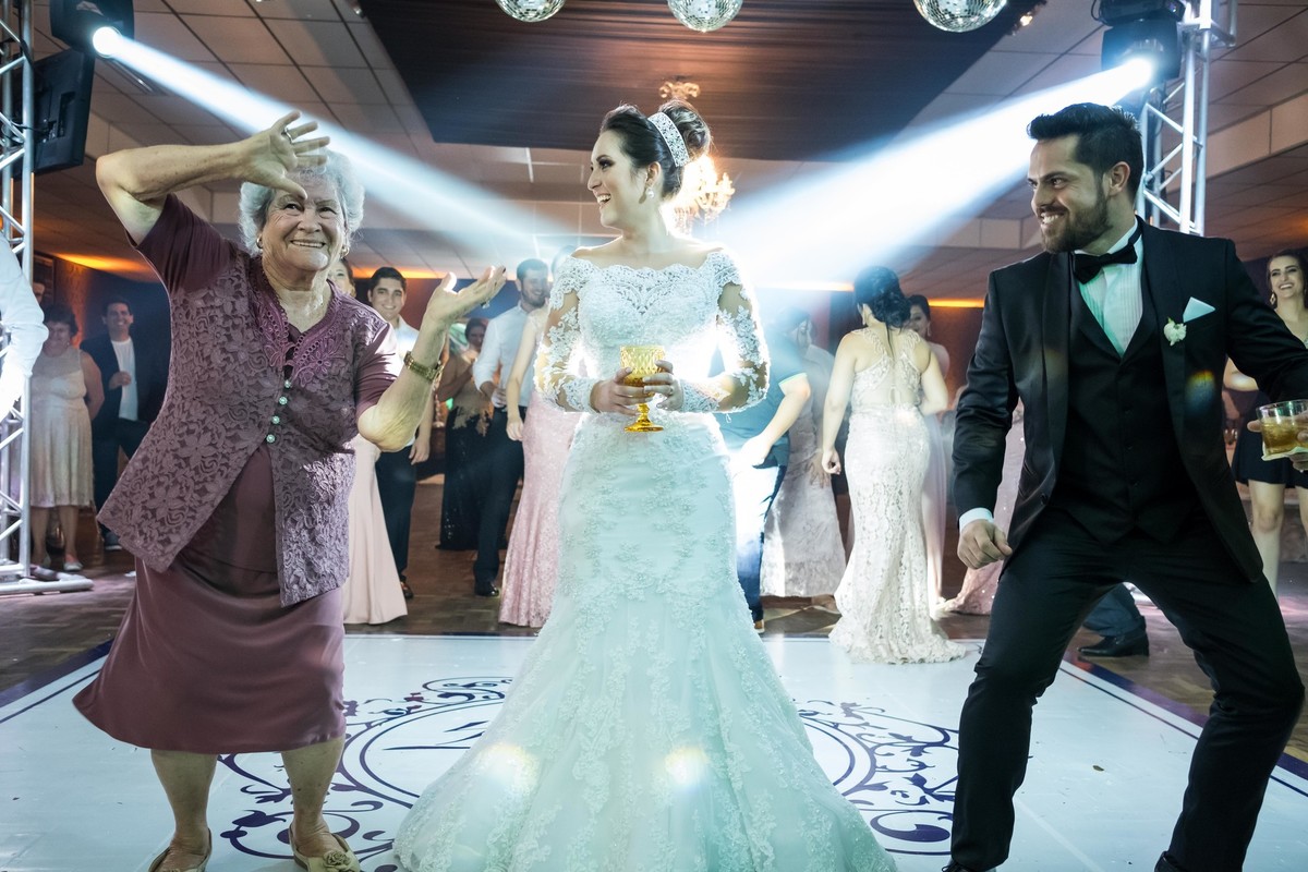 quando a vó faz a festa no casamento da neta