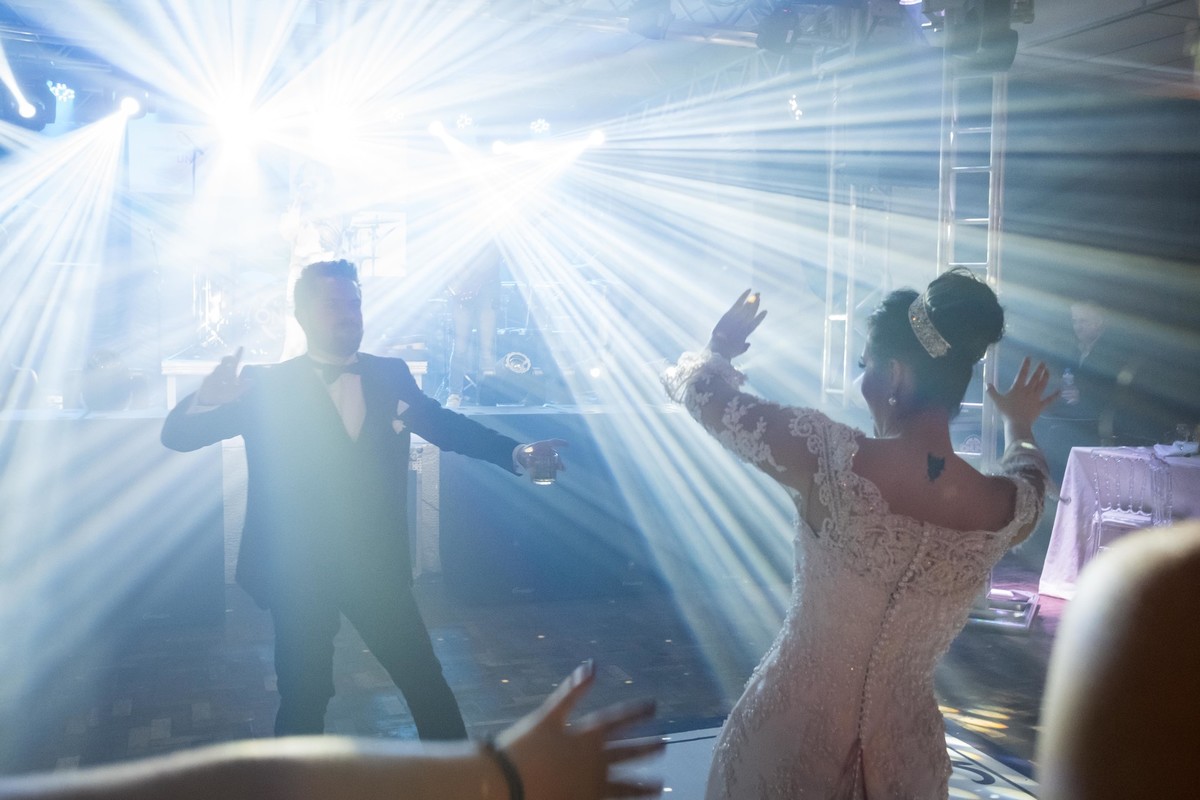 noivos se divertindo com seu casamento