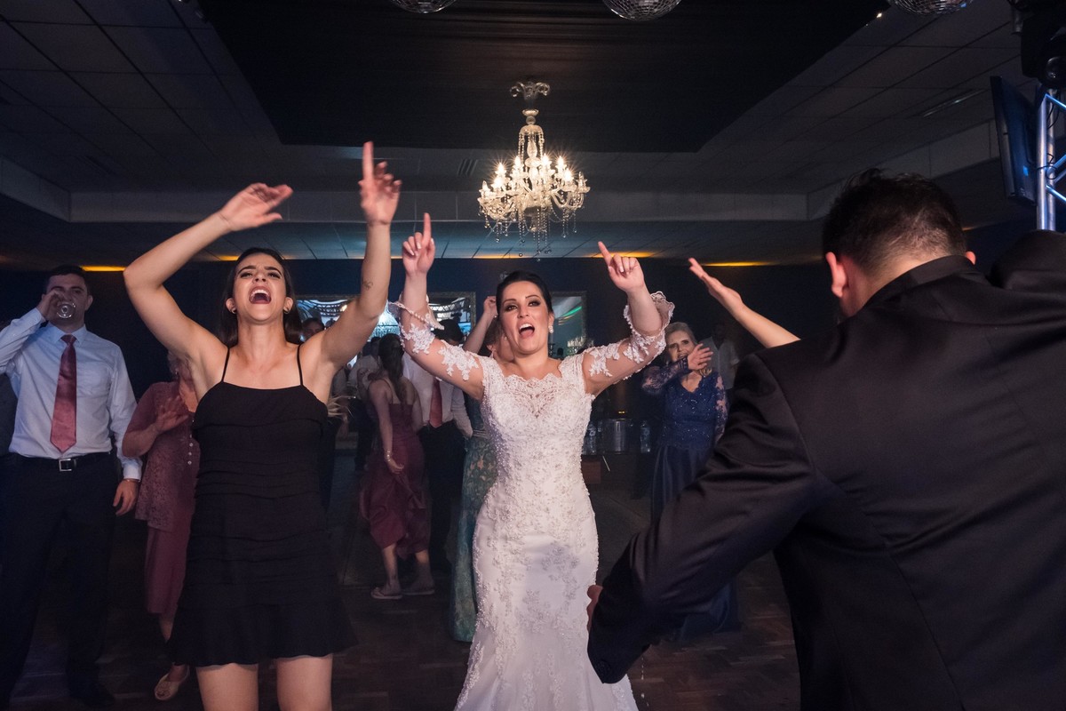 noiva flavia muito animada com suas convidadas