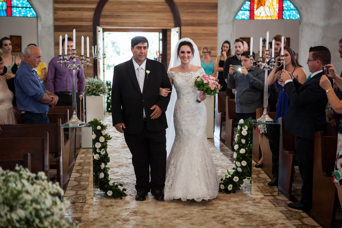 entrada da noiva na Igreja matriz de Iporã