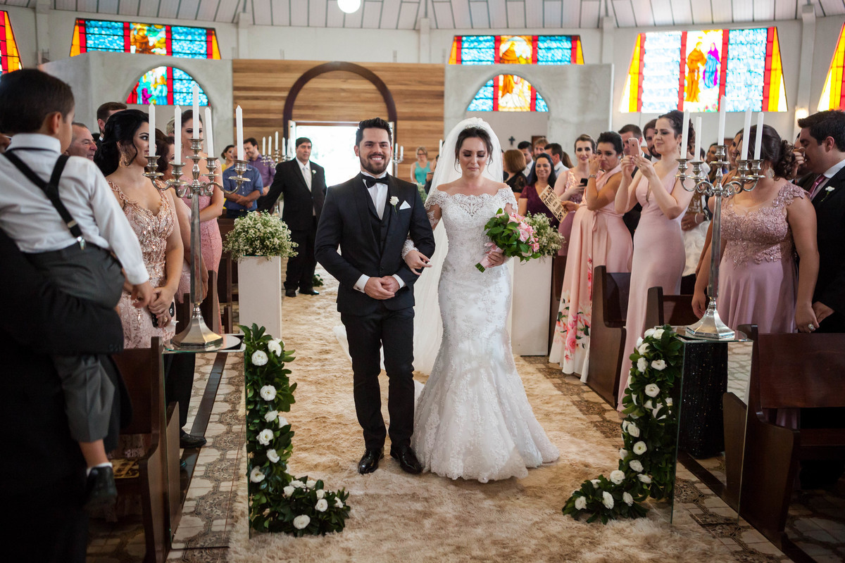 enfim os dois entram juntos a igreja