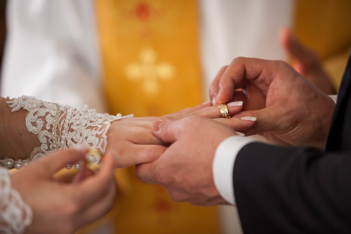 um close na troca de alianças