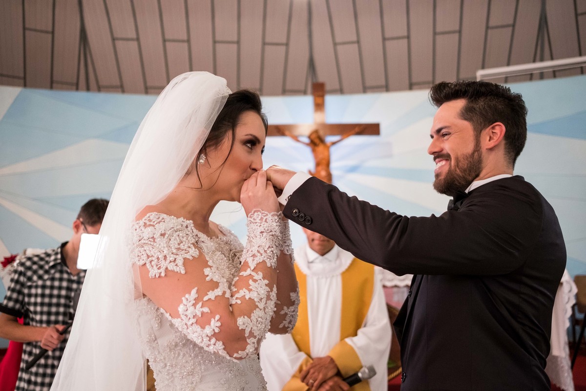 um beijo carinhoso após a aliança