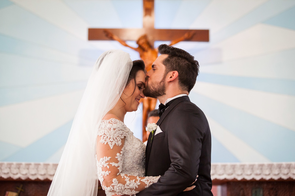 beijo na testa após o tão esperado sim