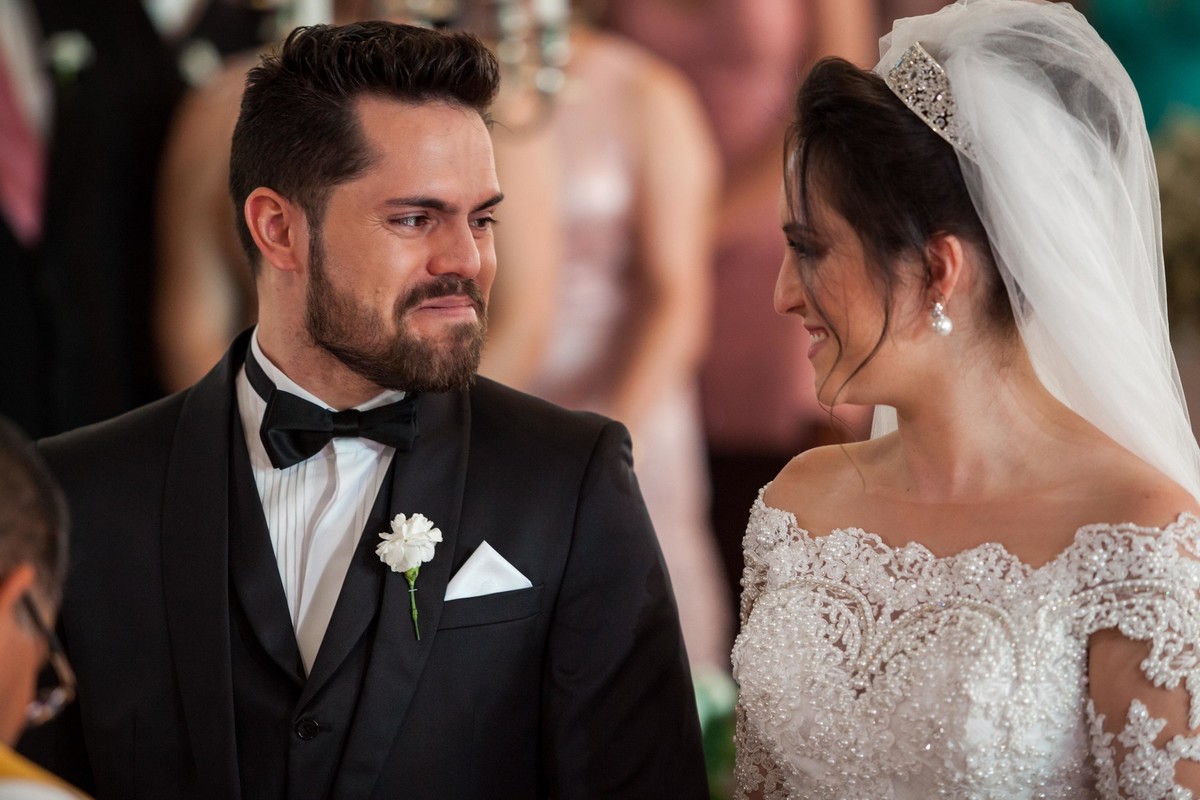 noiv se emociona ao olhar para sua noiva