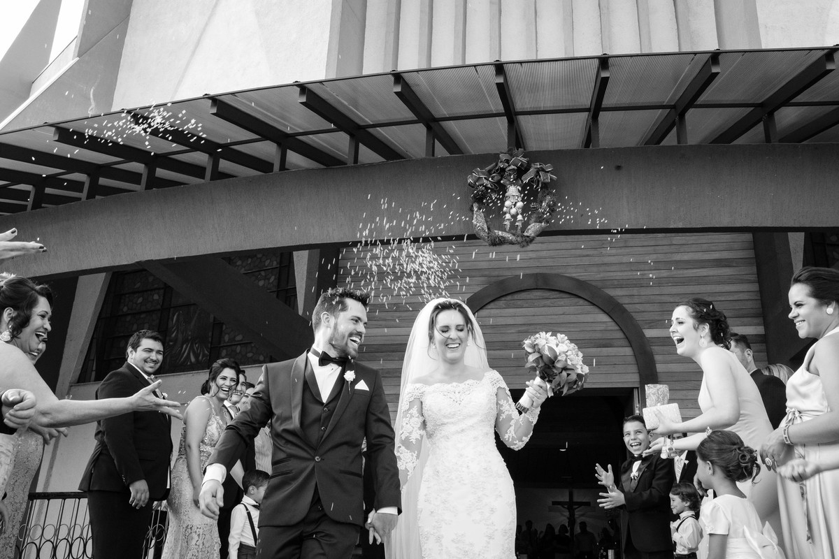 saída do casal com chuva de arroz