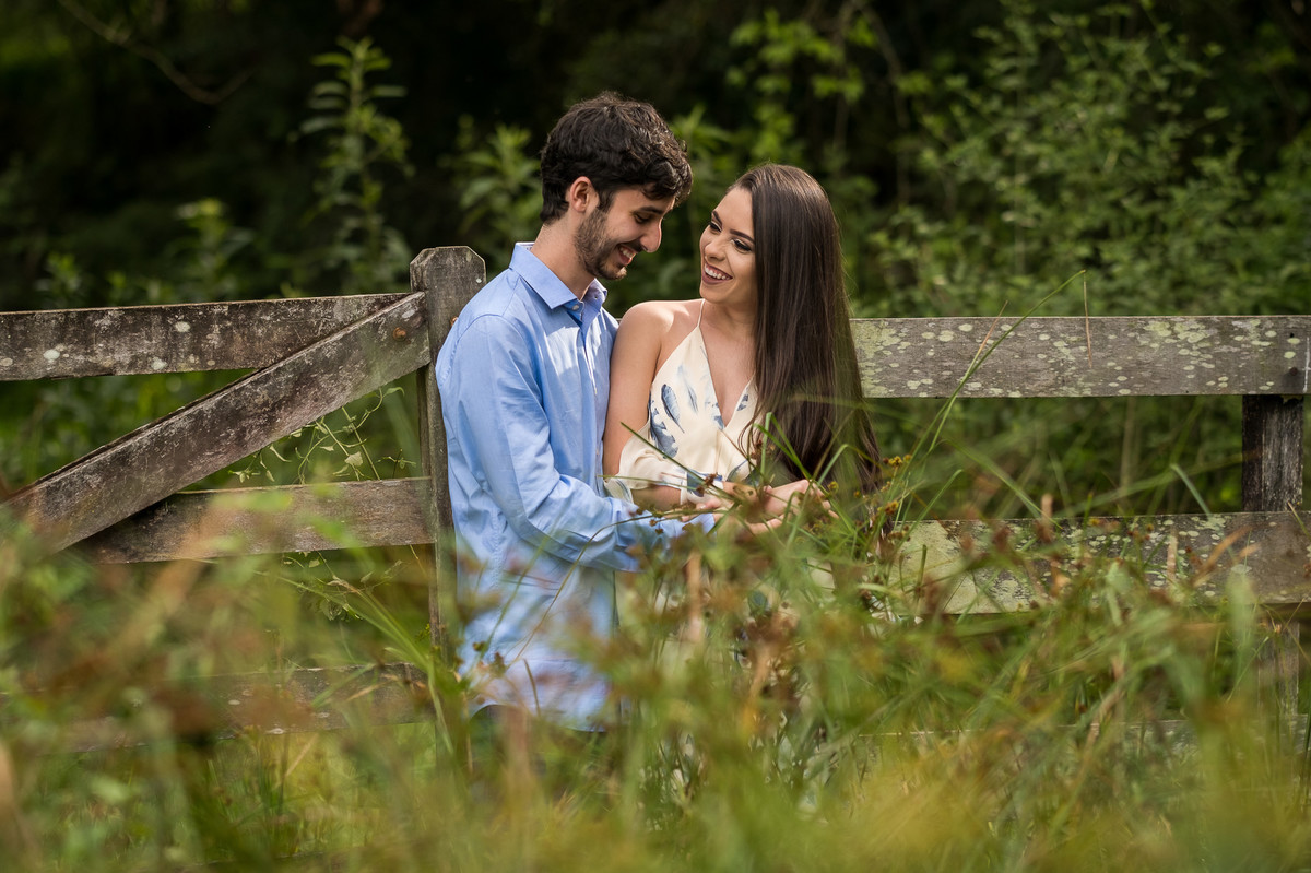lindos sorrisos do casal em seu ensaio pré