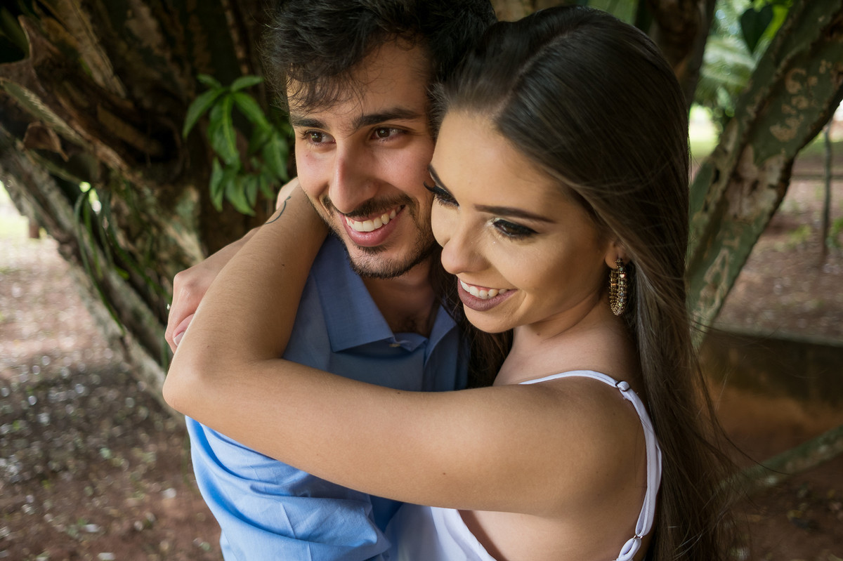 abraço gostoso na sessão fotográfica do casal Lorena e Gabriel