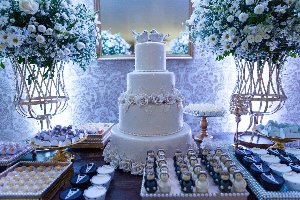 lindo bolo do noivado de Lorena e Gabriel