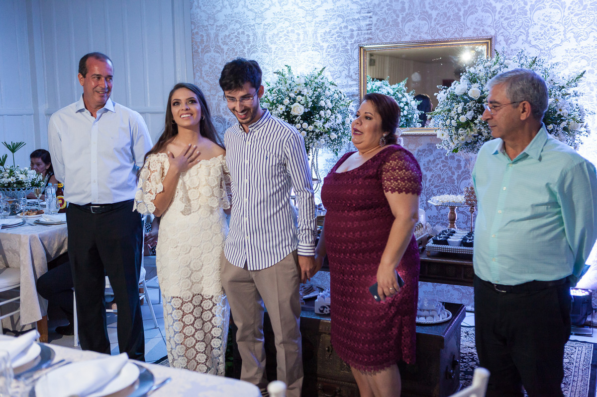 a mãe emocionada em noivado do filho