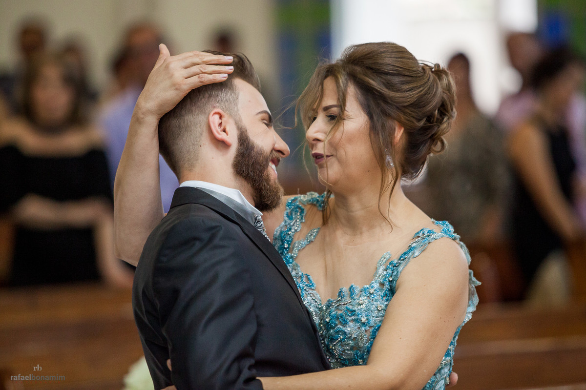 mãe do noivo despedindo do filho, no altar da Paróquia Nossa Senhora do Perpétuo Socorro