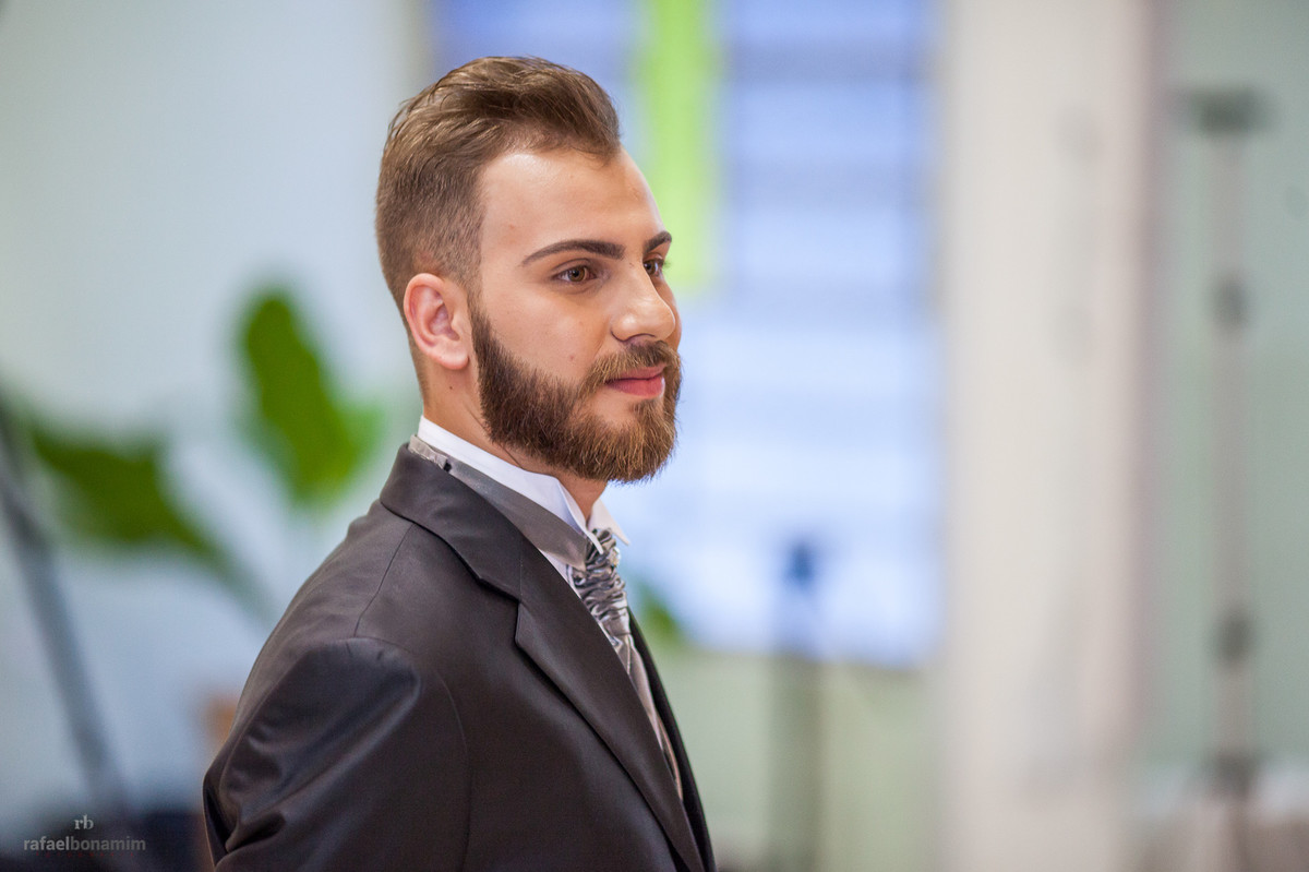 altar da igreja, o noivo espera sua noiva