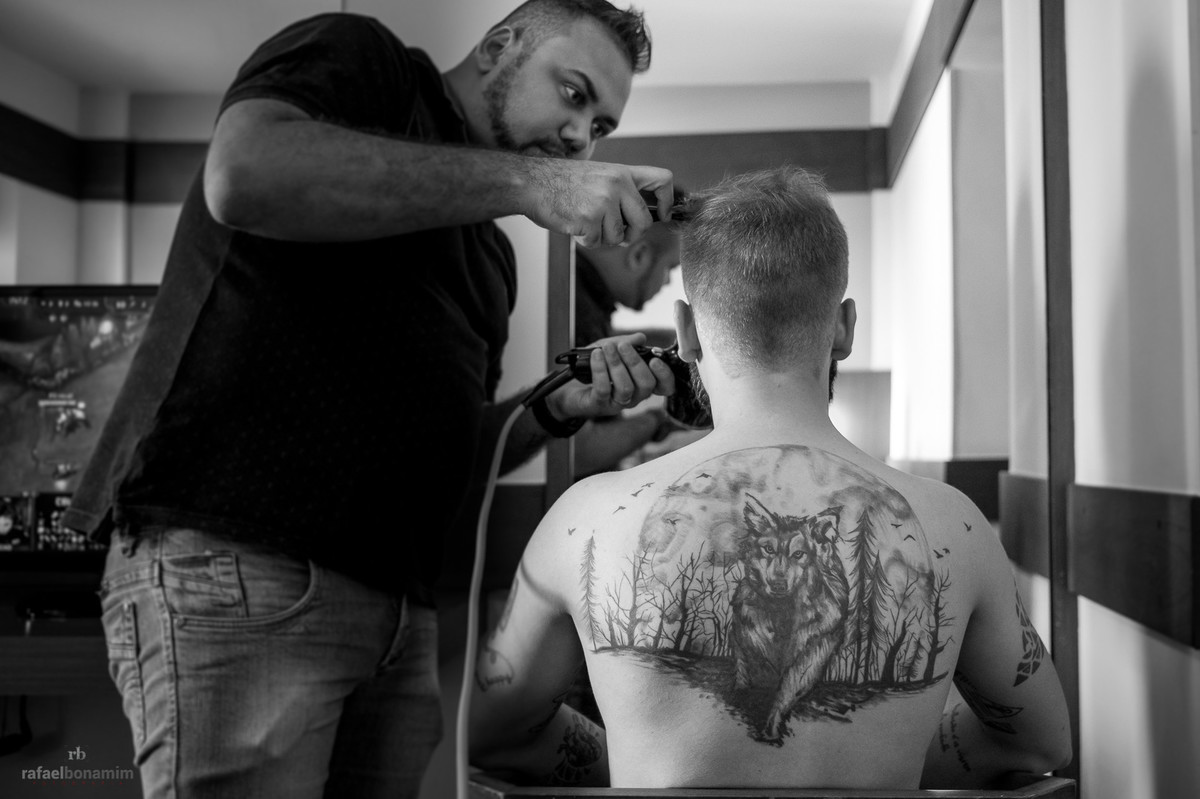 maquiador arrumando o noivo, noivo com tatuagem
