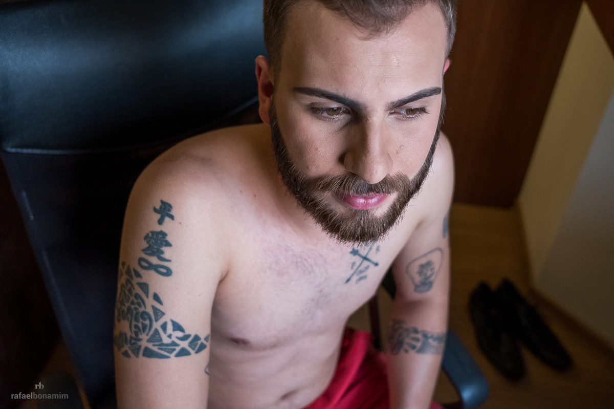 noivo sem camisa no making of do seu casamento em Umuarama-Paraná